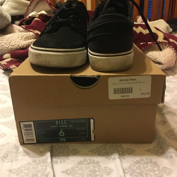 Nikes - Picture 3 of 4